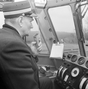 859318 Afbeelding van een machinist in de stuurstand van een diesel-electrisch treinstel DE 2 ( Blauwe Engel ) van de ...